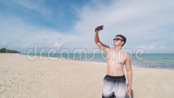 年轻人在海滩上自拍视频的预览图