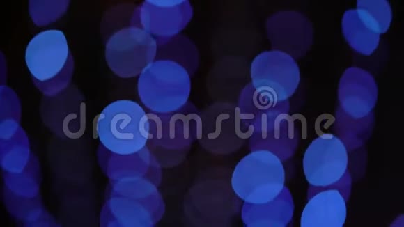 一排排蓝色的光圈在黑色背景上向上移动视频的预览图