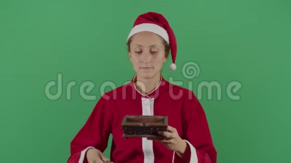 女人圣诞老人存钱视频的预览图