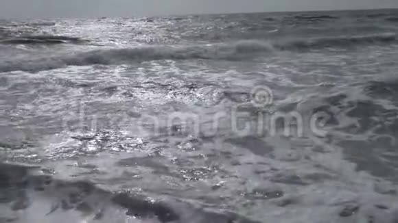 海浪在海岸上视频的预览图