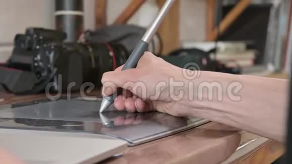 一位男性设计师的特写镜头借助他的笔记本电脑平板电脑和笔笔在他的背景下视频的预览图