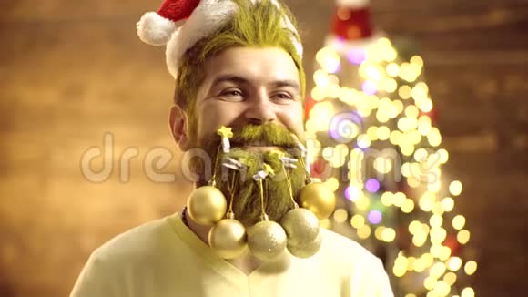 圣诞装饰品很有魅力的留胡子的嬉皮士胡子与圣诞节装饰圣诞快乐新年快乐视频的预览图