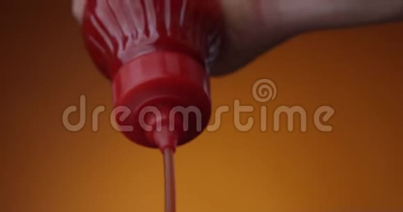 番茄酱是从一个红色的瓶子里倒出来的一个兵马俑背景的特写视频的预览图