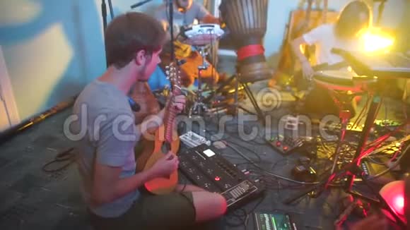 音乐家在果酱中弹吉他视频的预览图
