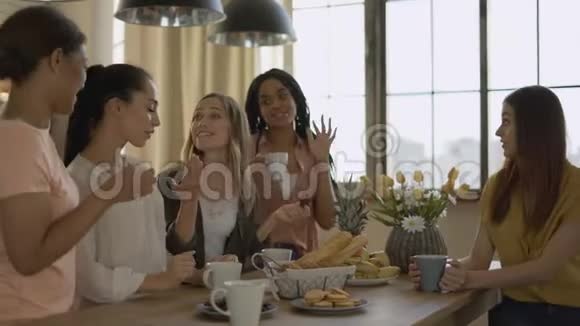 五个混血女朋友在厨房喝茶咖啡女人玩得开心聊天视频的预览图