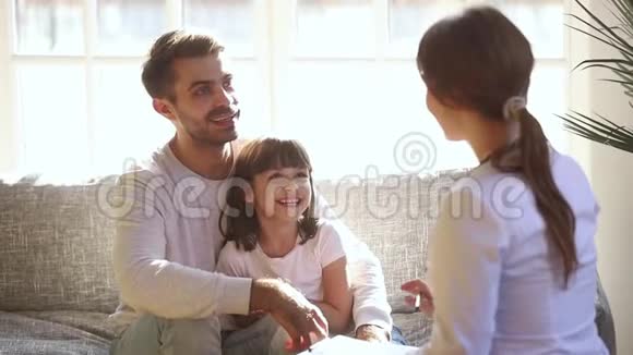 女医生和爸爸抚摸小孩的头说话视频的预览图