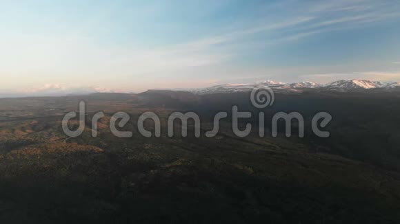 无人机射击森林景观山体城中村日落高加索视频的预览图