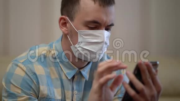在家工作时戴口罩的男子视频的预览图