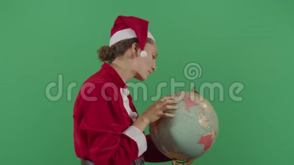 女圣诞老人在环球寻找位置视频的预览图