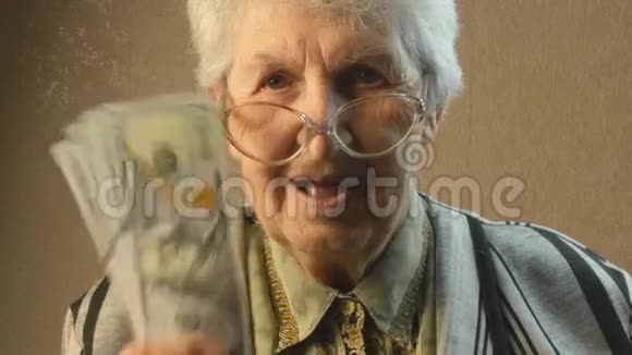 老妇人喜欢钱视频的预览图