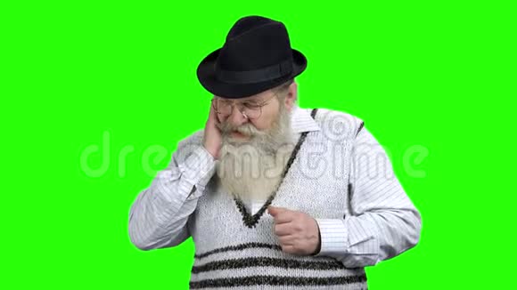 绿屏上牙疼的老人视频的预览图