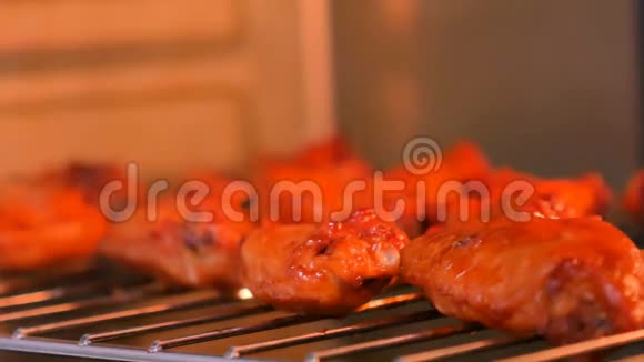 在烤箱里烧烤鸡肉视频的预览图