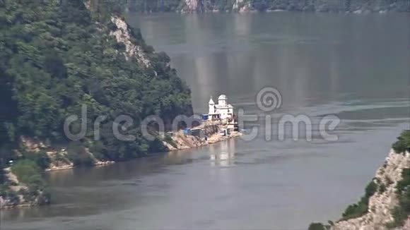 多瑙河峡谷上美丽的风景布拉科尼亚修道院视频的预览图