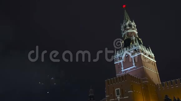新年前夜在Spasskaya塔附近的红场烟火克里姆林宫的五彩敬礼视频的预览图