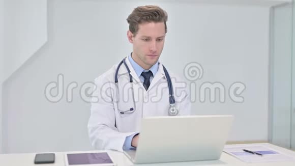 在办公室镜头前微笑的年轻医生视频的预览图