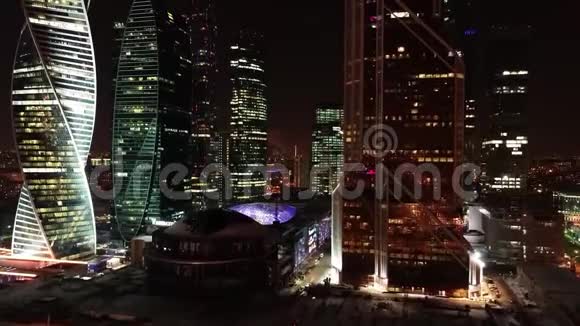 鸟瞰莫斯科商业区与百万闪耀的灯光大城市生活理念俄罗斯股票视频的预览图