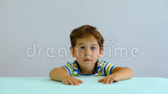 可爱快乐的孩子男孩正在看镜头宝贝环顾四周然后微笑和笑3岁的集市视频的预览图