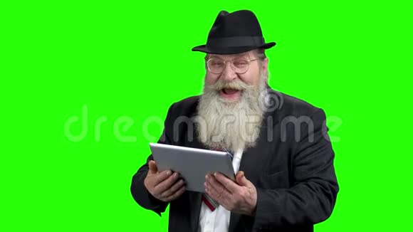 老人惊讶地看着数字平板电脑视频的预览图