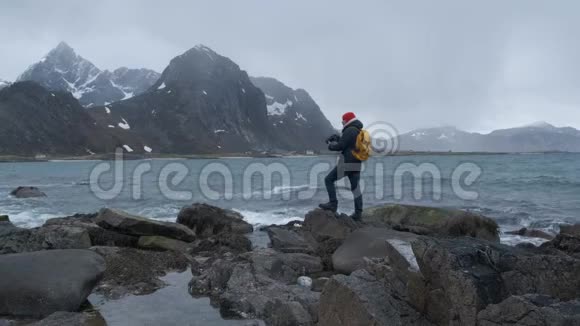 专业摄影师拍摄海洋的照片风景优美的景观自然冒险挪威视频的预览图