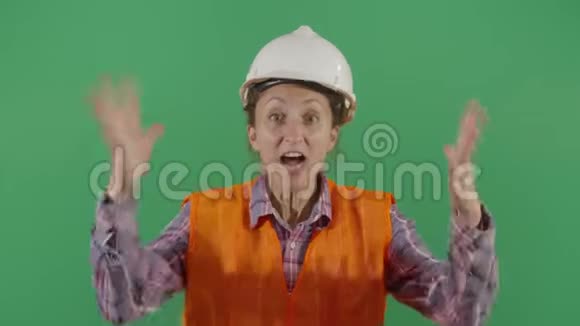 愤怒的女工程师在工作中咆哮视频的预览图