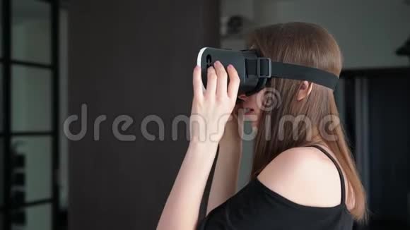 戴3D眼镜的女孩笑了视频的预览图