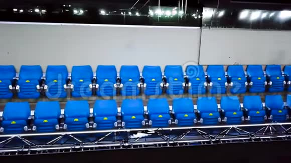 一排蓝色的空立在曲棍球球场库存录像升起的空蓝色看台座位关闭季节视频的预览图