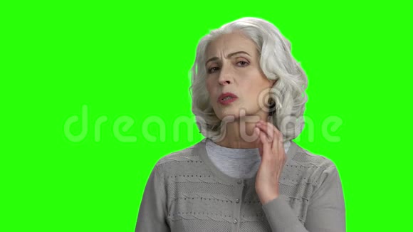 绿屏上脖子疼的老女人视频的预览图
