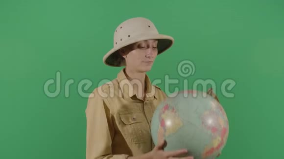女探索者拥抱亲吻地球视频的预览图