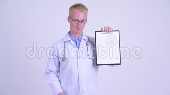 快乐的年轻金发男医生展示剪贴板竖起大拇指视频的预览图