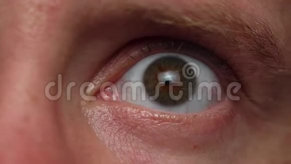 雄性眼睛的宏观特写视频的预览图