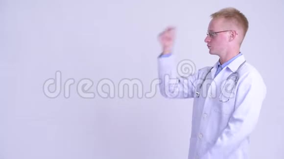 令人惊讶的年轻金发男子医生拍了拍手指露出了一些东西视频的预览图