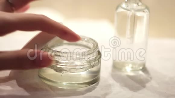 女性在浴室使用面部保湿霜的特写概念面部保湿肌肤护理产品皮肤护理视频的预览图