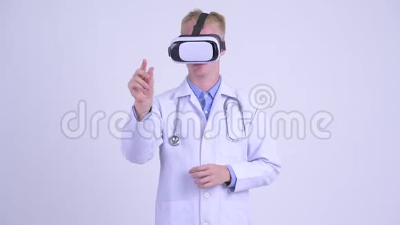 年轻的金发医生使用虚拟现实耳机视频的预览图