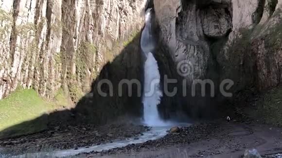 小瀑布从悬崖上跌下来流入河流慢动作视频的预览图