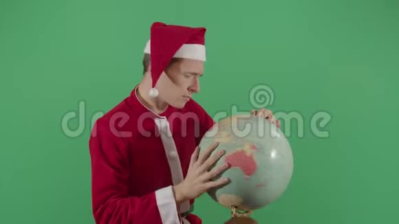 沮丧的成年男子圣诞老人在环球搜索视频的预览图