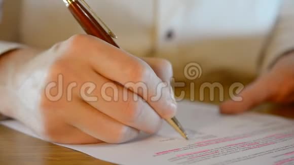 商人签署土地合同特写高清镜头男人手握金笔视频的预览图