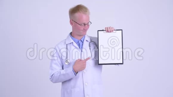 一位严肃的金发男医生正在展示剪贴板并竖起大拇指视频的预览图