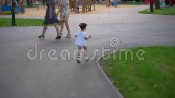 小女孩去操场夏天孩子们在户外玩耍快乐的童年视频的预览图