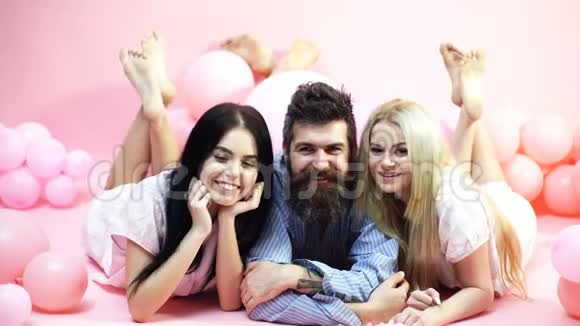 快乐的早晨观念男人和女人笑脸上的朋友躺着粉红色的背景相爱的恋人们在一起快乐视频的预览图