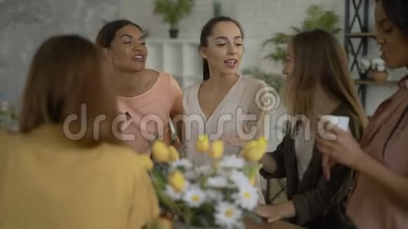 五个混血女朋友在厨房喝茶咖啡女人玩得开心聊得开心视频的预览图