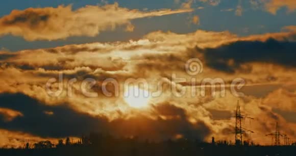 高质量的电影4k12位镜头红橙晚霞的天空云景时间流逝背景视频的预览图