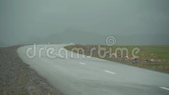 白色汽车在山路上行驶视频的预览图
