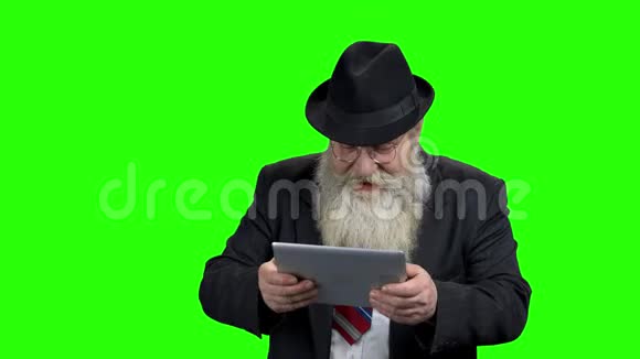 热心的老人在电脑平板电脑上玩游戏视频的预览图
