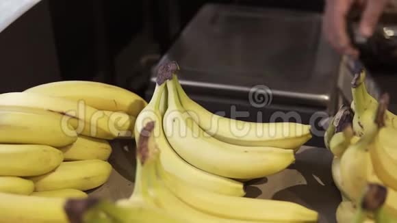 健康的生活方式和天然食物特写一个白种人的手加了一堆香蕉贴了一张贴纸视频的预览图