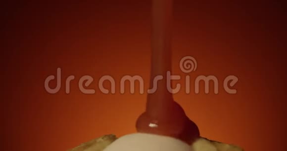 番茄酱浇在热狗上香肠和芥末在兵马俑的背景下用老瓦镜头跟踪热狗的宏观镜头视频的预览图