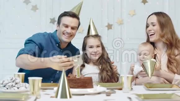 快乐的人一起戴着派对帽庆祝一年的生日视频的预览图