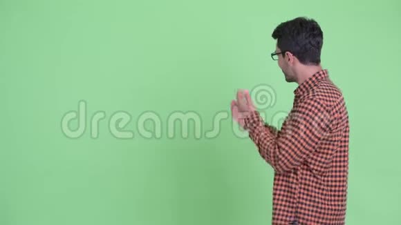 快乐的西班牙年轻时髦男人向后仰竖起大拇指视频的预览图