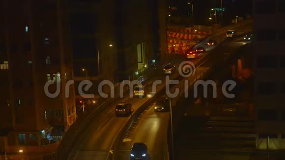 夏季夜生活和汽车在亚洲大都市街道上移动视频的预览图