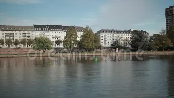 现代城市和河流的景观在岸上的长跑运动员视频的预览图