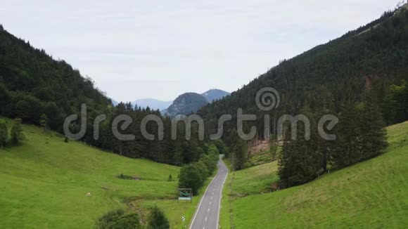 在阿尔卑斯山的路视频的预览图